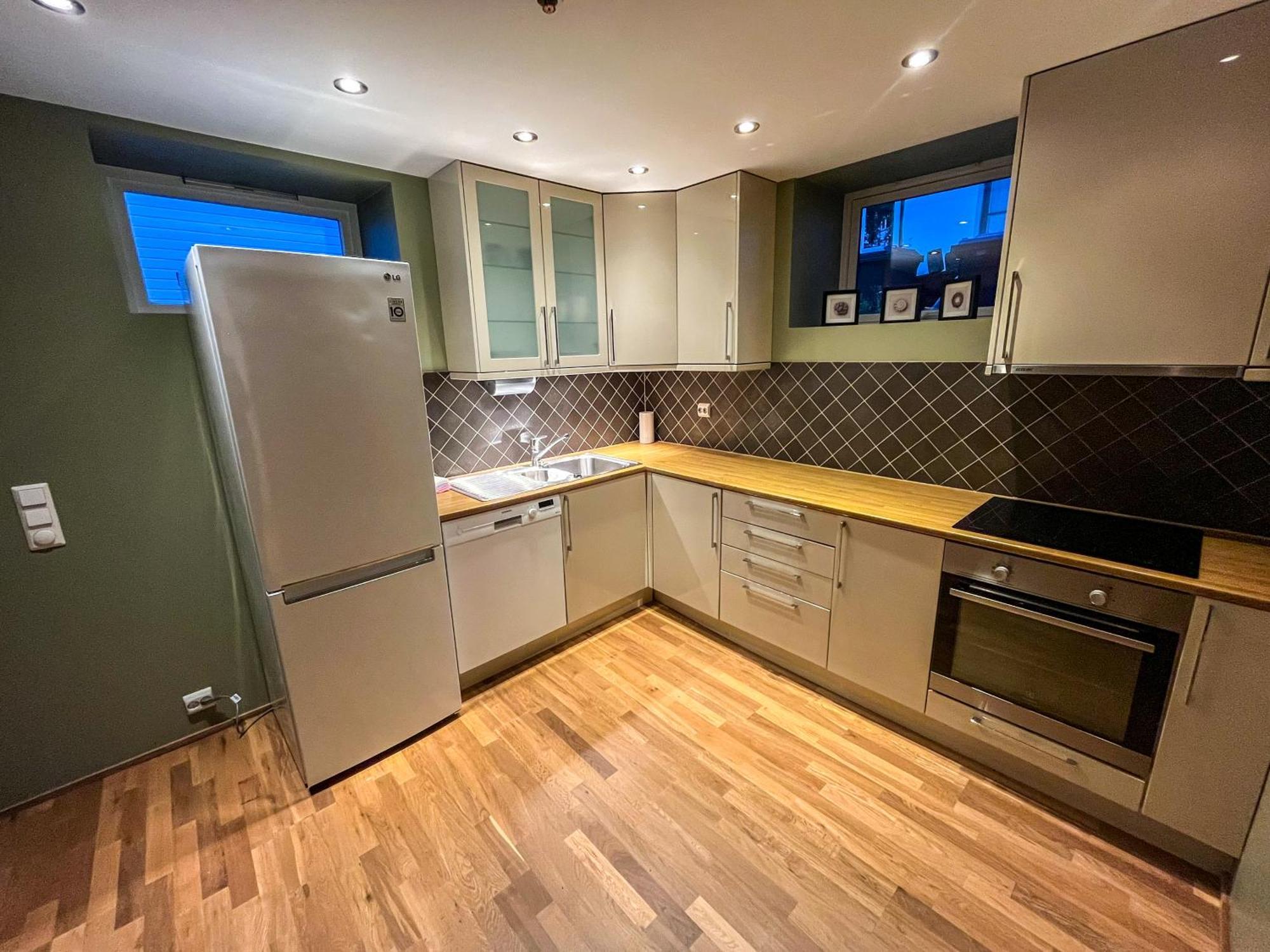 Two-Bedroom City Apartment With Fire Place, Free Parking And Fjordview Terrace - Calm And Central Alesund Ngoại thất bức ảnh