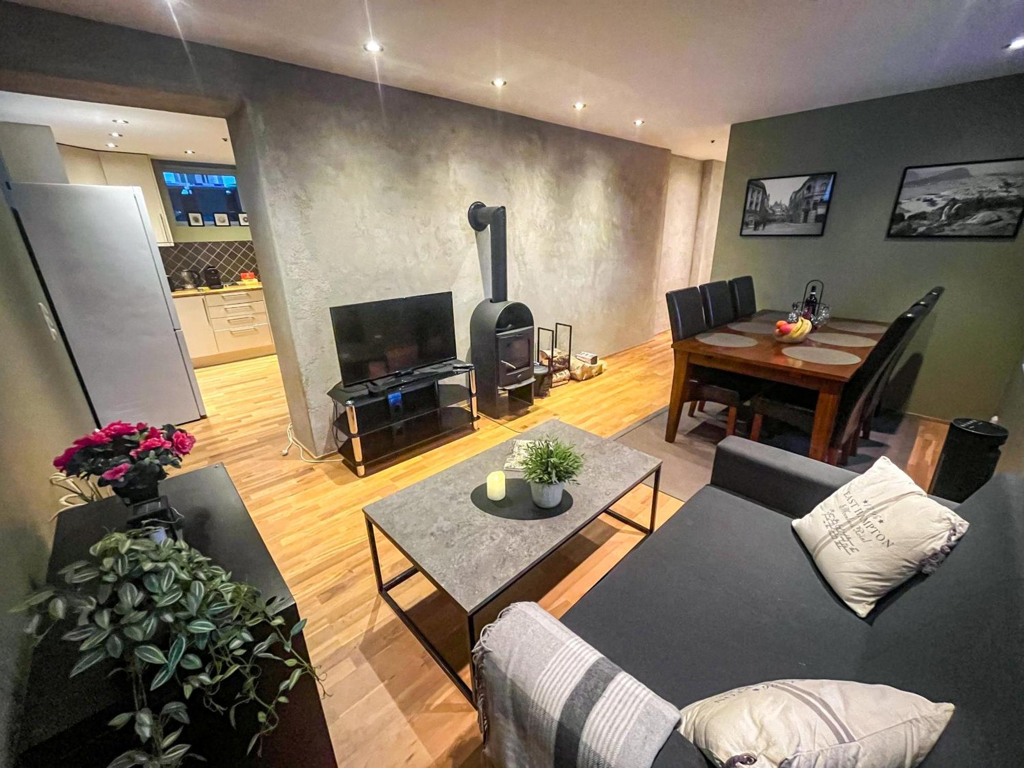 Two-Bedroom City Apartment With Fire Place, Free Parking And Fjordview Terrace - Calm And Central Alesund Ngoại thất bức ảnh