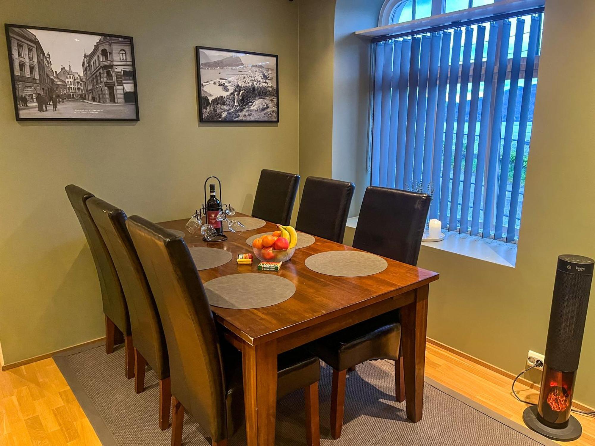 Two-Bedroom City Apartment With Fire Place, Free Parking And Fjordview Terrace - Calm And Central Alesund Ngoại thất bức ảnh